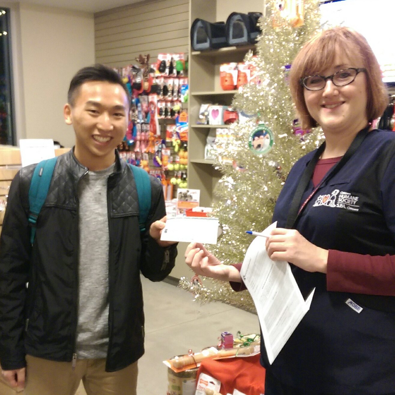 2800A F15 OVC PIC Kekoa Tang giving cheque to OHS 151211